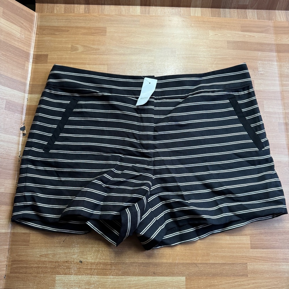Ann Taylor Loft The Riviera black and white striped shorts.size 12 , nwt